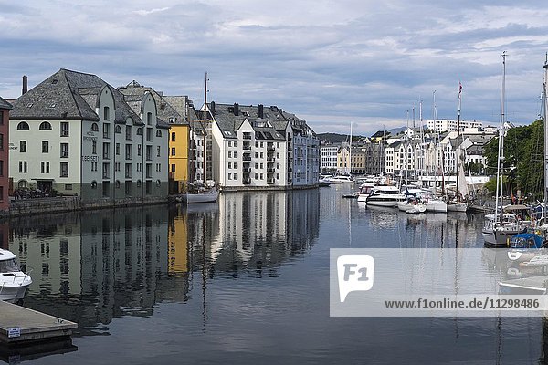 Innerer Hafen  Alesund  Provinz Møre og Romsdal  Norwegen  Europa