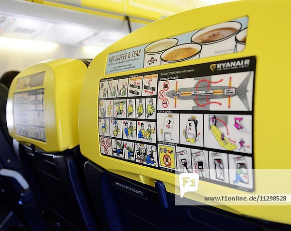 Sicherheitshinweise auf der Rücklehne von einem Sitz im Flugzeug Airline Ryanair