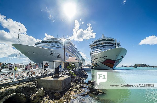 Kreuzfahrtschiffe  AIDA DIVA und Costa Favolosa im Hafen von Antigua  Westindische Inseln  Antigua  Antigua und Barbuda  Nordamerika
