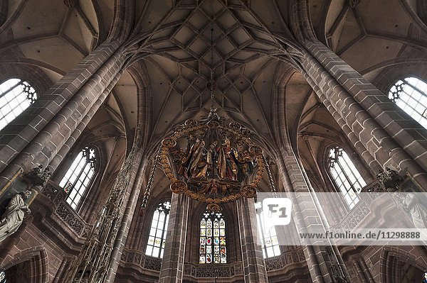 Gotisches Gewölbe in der Mitte Englischer Gruß von Veit Stoß  Lorenzkirche  Nürnberg  Mittelfranken  Bayern  Deutschland  Europa