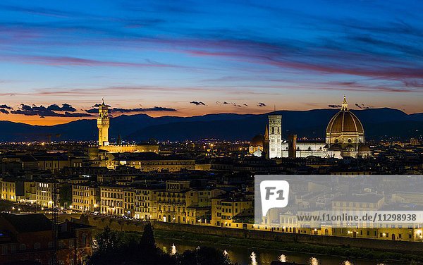 Panoramablick vom Piazzale Michelangelo  beleuchtete Stadtansicht bei Abenddämmerung mit Dom  Duomo Santa Maria del Fiore  Palazzo Veccio  Florenz  Toskana  Italien  Europa