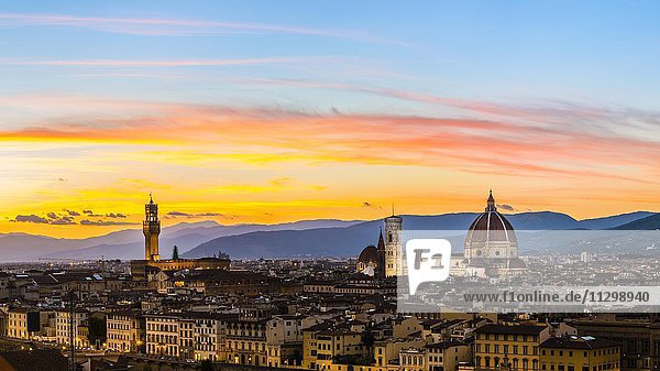 Panoramablick vom Piazzale Michelangelo  Stadtansicht bei Sonnenuntergang mit Dom  Duomo Santa Maria del Fiore  Palazzo Veccio  Florenz  Toskana  Italien  Europa