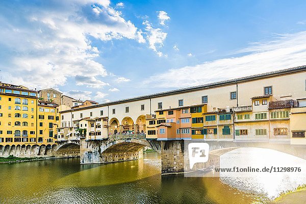 Brücke Ponte Vecchio über Fluss Arno  Florenz  Toskana  Italien  Europa