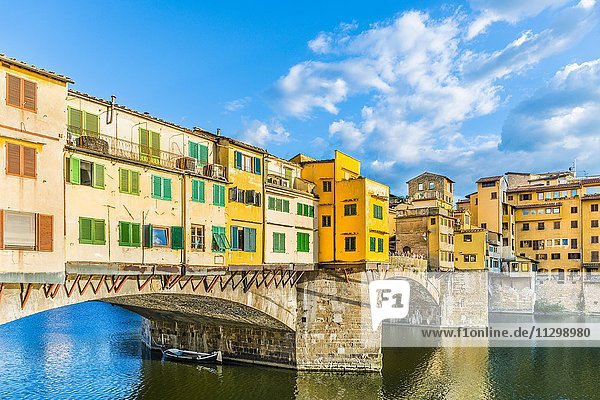 Brücke Ponte Vecchio über Fluss Arno  Florenz  Toskana  Italien  Europa