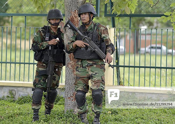 Zwei Soldaten der kambodschanischen Armee mit Maschinenpistolen  Phnom Penh  Kambodscha  Asien