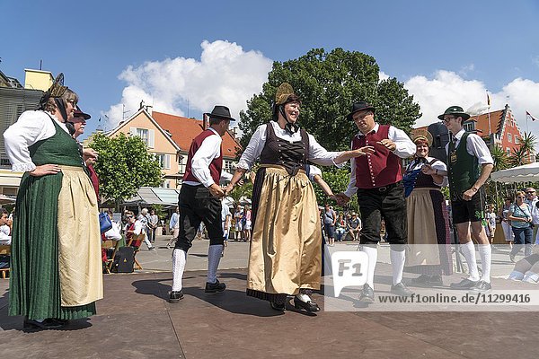 Volkstanzgruppe in traditioneller Tracht beim Tanz  Lindau am Bodensee  Bayern  Deutschland  Europa