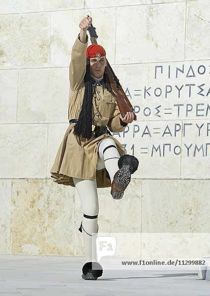 Evzone Soldat bei der Wachablösung  Athen  Griechenland  Europa