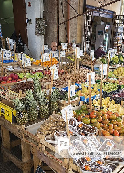 Obst an einem Marktstand  Ballaro-Markt  Palermo  Sizilien  Italien  Europa