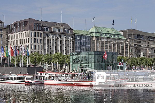 Jungfernstieg mit Binnenalster und Schiffsanleger,  Neustadt,  Hamburg,  Deutschland,  Europa