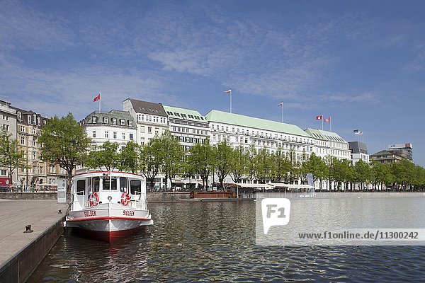 Jungfernstieg mit Hotel Vier Jahreszeiten  Hamburg  Deutschland  Europa