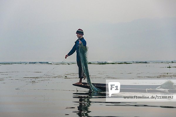 Einheimischer Fischer  Einbeinruderer mit Holzboot  Inle See  Inle Lake  Shan Staat  Myanmar  Asien