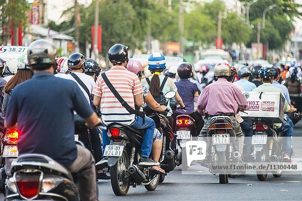 Massen an Rollerfahrern  chaotischer Straßenverkehr  Ho-Chi-Minh-Stadt  H? Chí Minh  Vietnam  Asien