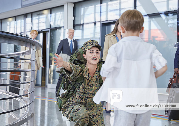 Sohn läuft Begrüßung Soldat Mutter am Flughafen