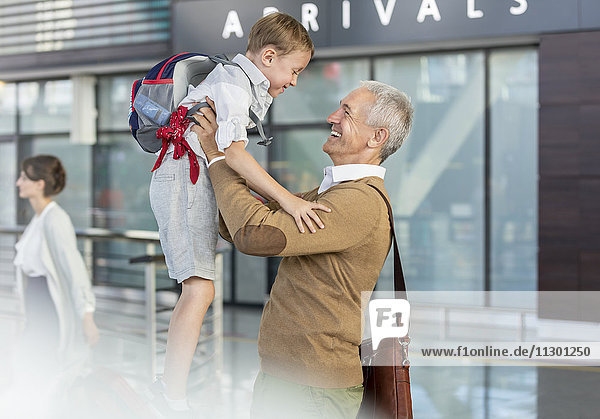 Sohn begrüßt Vater am Flughafen
