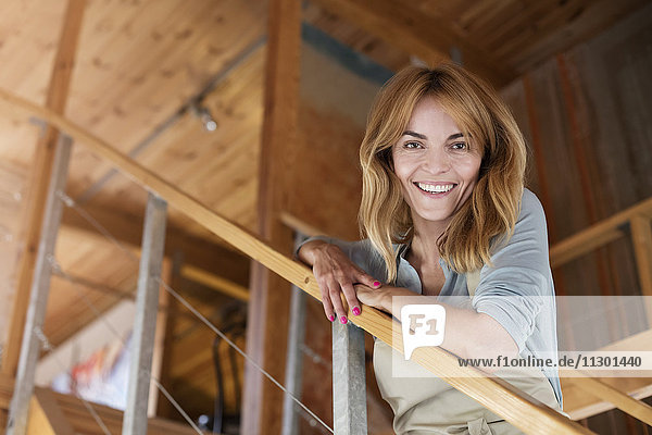 Portrait lächelnder Künstler auf der Treppe