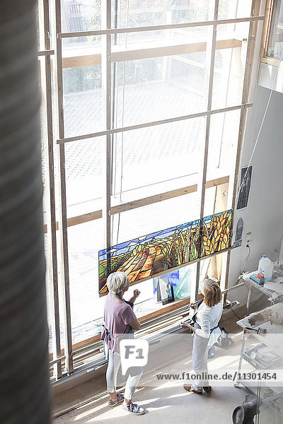 Künstler veredeln Glasmalerei am Atelierfenster