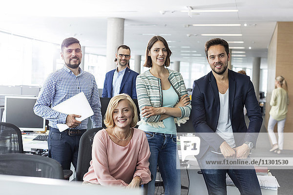 Portrait lächelnde Geschäftsleute im Büro