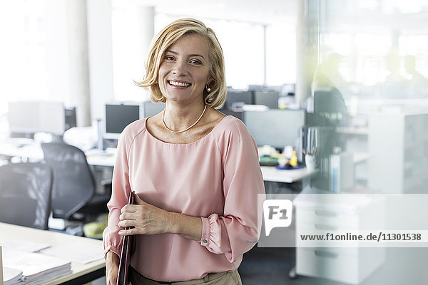 Portrait lächelnde Geschäftsfrau im Büro