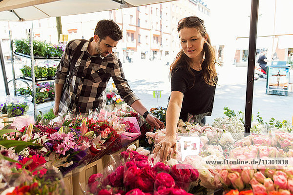Paar Auswahl der Blumen auf dem Markt