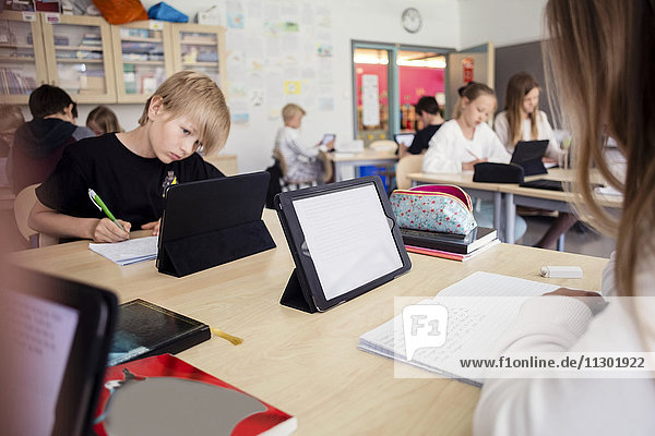 Gymnasiasten lernen durch digitale Tabletts im Klassenzimmer