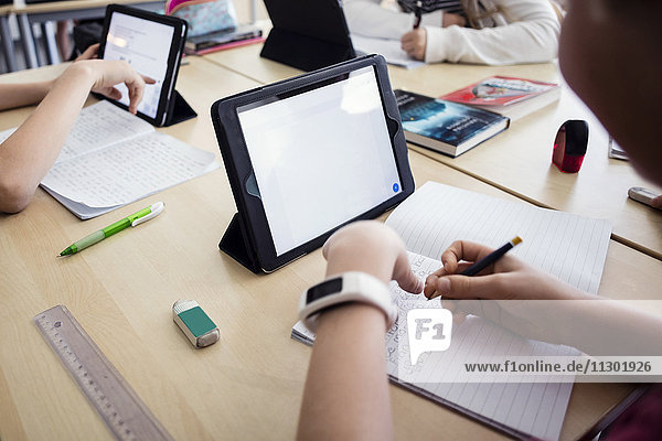 Hochwinkelansicht des Lernens durch digitale Tabletts im Klassenzimmer