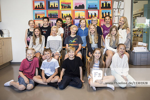 Porträt glücklicher Schulkinder im Klassenzimmer