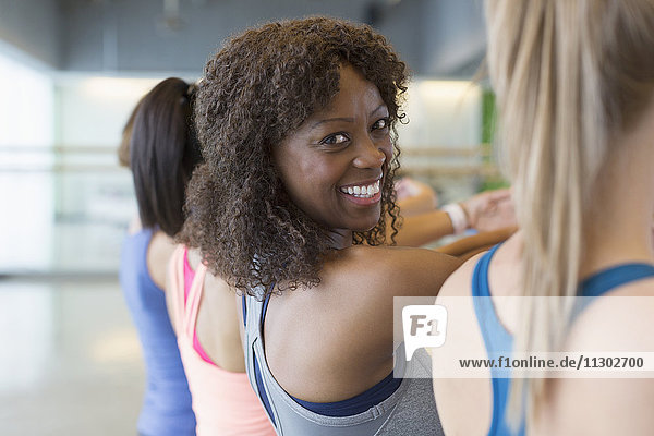 Portrait lächelnde Frau beim Sportunterricht im Fitnessstudio