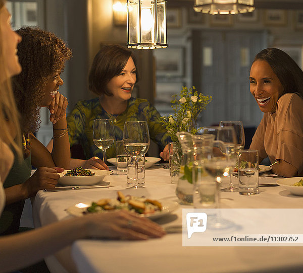 Frauenfreunde beim Essen und Reden am Restauranttisch