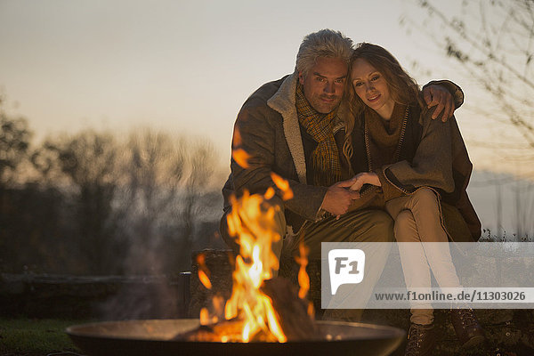 Zärtliche heitere Paar genießen Herbst Lagerfeuer