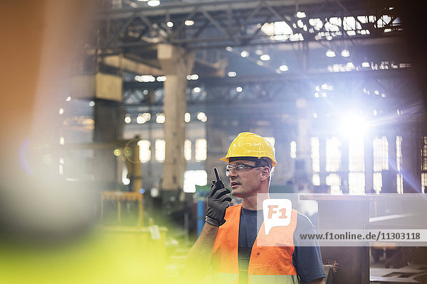 Stahlarbeiter mit Walkie-Talkie in der Fabrik