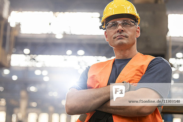Porträt seriöser  selbstbewusster Stahlarbeiter in der Fabrik