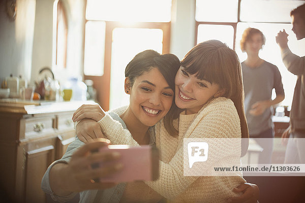 Junge Frauen Freunde nehmen Selfie mit Kamera-Handy in der Wohnung