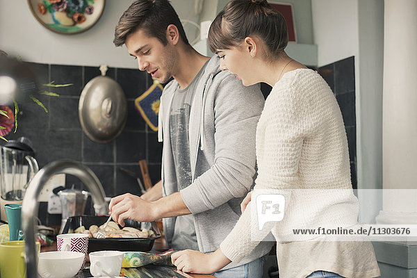 Junges Paar beim Kochen in der Küche