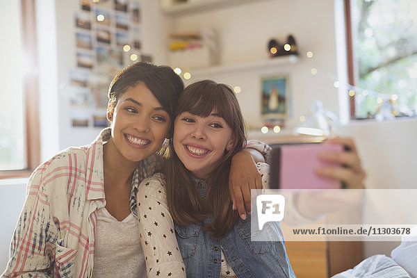 Enthusiastische junge Frauen nehmen Selfie mit Kamera-Handy