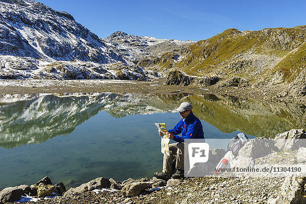 Wanderer an den Seen Lais da Rims im Gebiet Lischana  Unterengadin  Schweiz.