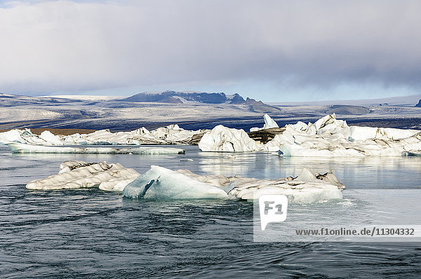Gletschersee Jökulsarlon mit Eisbergen im Süden Islands.
