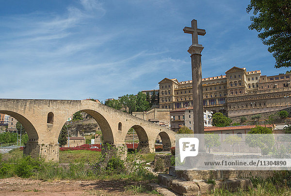 Spanien  Katalonien  Manresa  die Alte Brücke und die Höhle und das Heiligtum von San Ignacio de Loyola