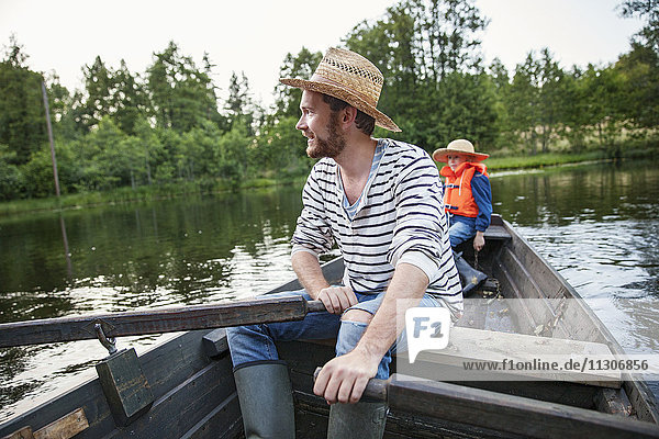 Mann mit Tochter im Boot