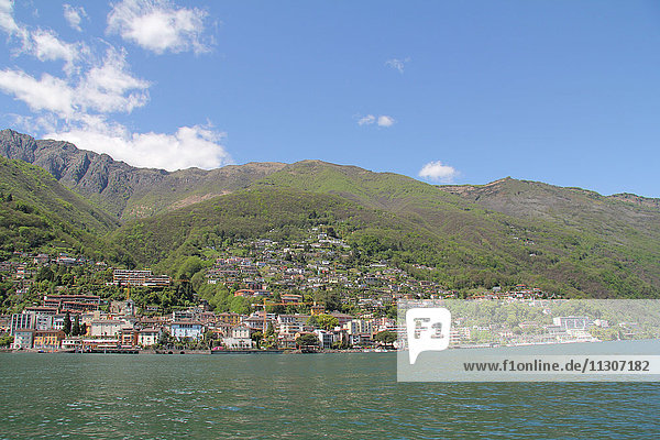 Schweiz  Europa  Tessin  Brissago  Lago Maggiore  Ufer  Häuser  Wohnungen  See