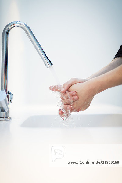 Nahaufnahme einer Frau beim Händewaschen