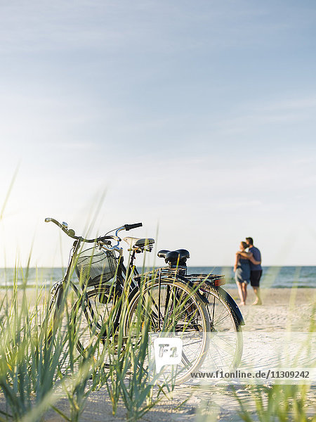Fahrräder am Strand  Paar im Hintergrund