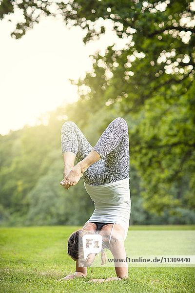 Frau macht Yoga im Park