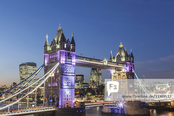 England  London  Tower Bridge und Skyline der Stadt London