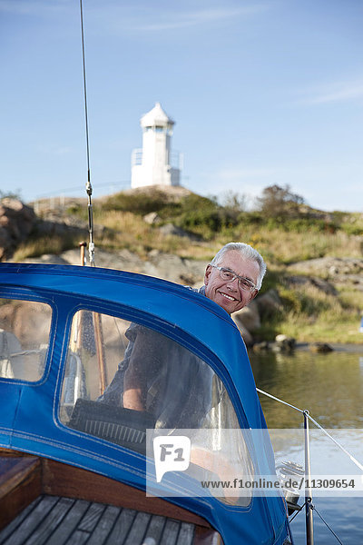 Älterer Mann auf Boot