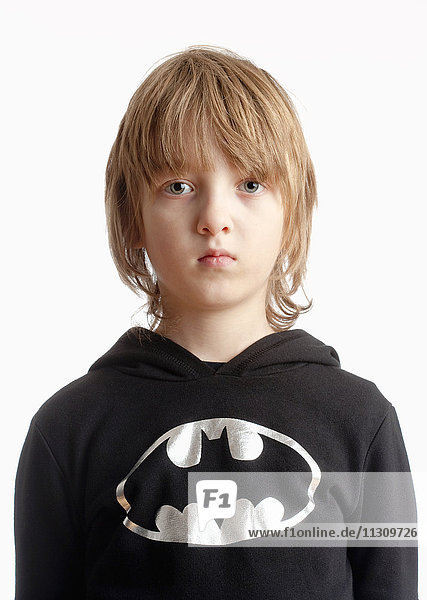 Junge mit blondem Haar  der sich als Batman ausgibt - isoliert auf Weiß