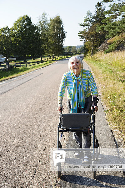 Ältere Frau mit Rollator