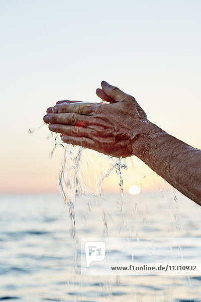 Hand berührt Wasser