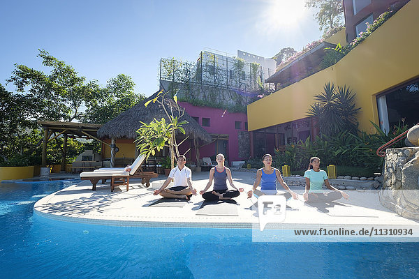 Yoga-Gruppentraining in der Villa am Meer