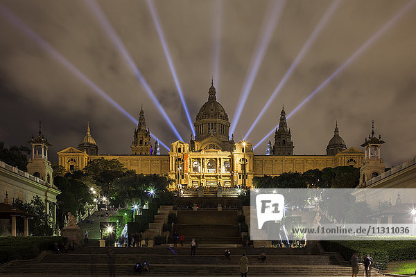 Spanien  Bacelona  Blick auf beleuchtetes Nationales Kunstmuseum von Katalonien bei Nacht