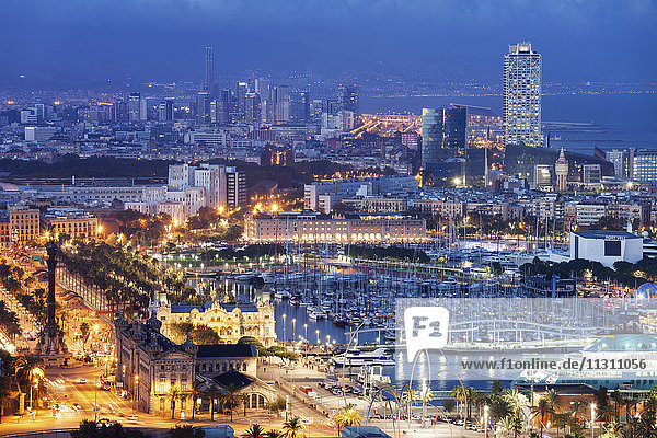 Spanien  Barcelona  Blick auf die beleuchtete Stadt bei Nacht